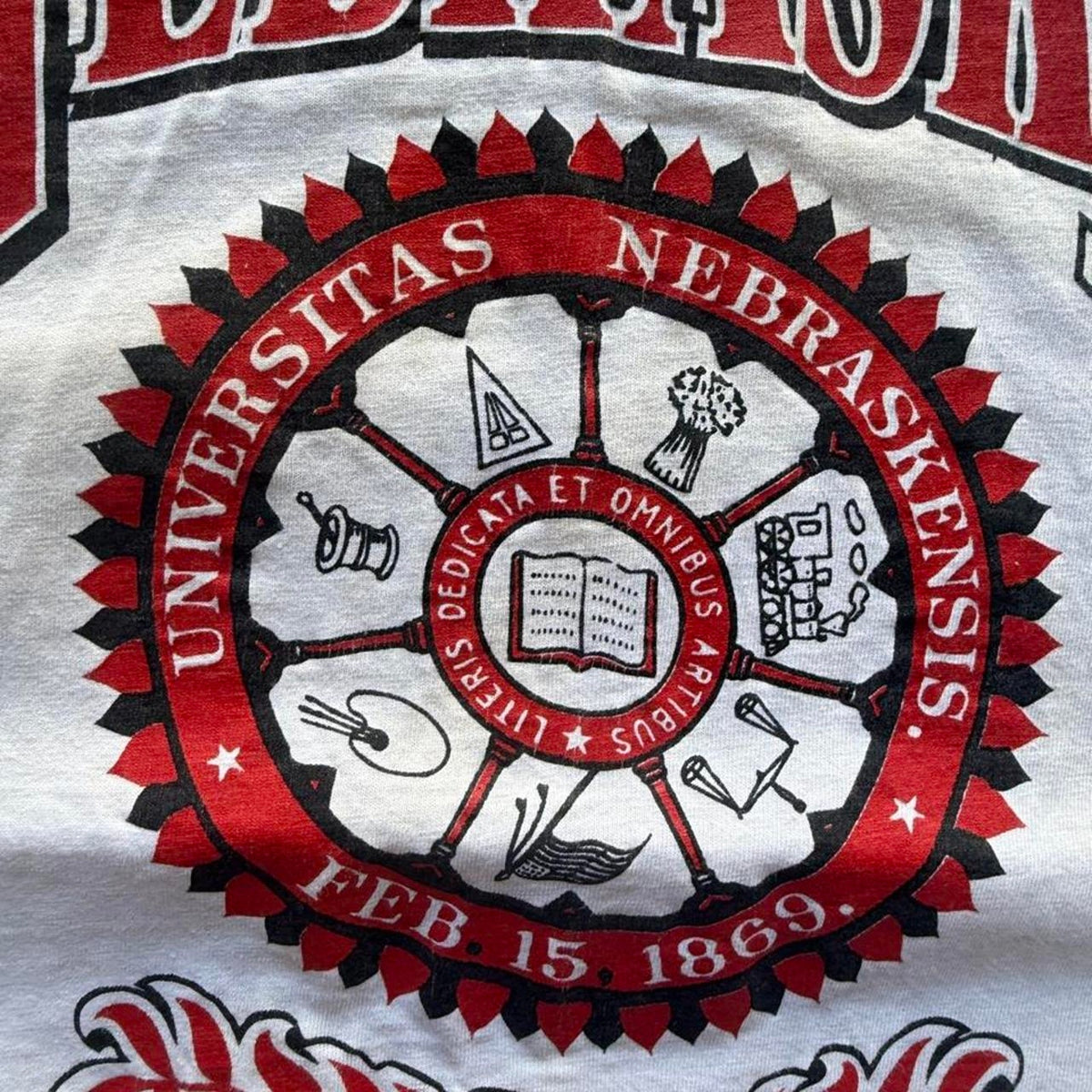 Vintage 90s Nebraska Huskers School Crest T-Shirt - Large