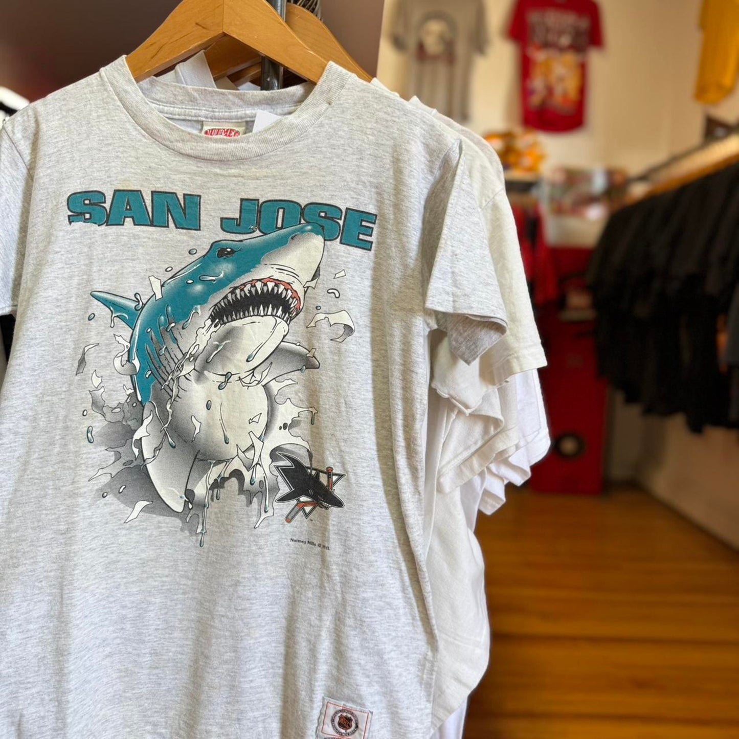 Vintage 90s San Jose Sharks Nutmeg Burst NHL T-Shirt - Large (W)