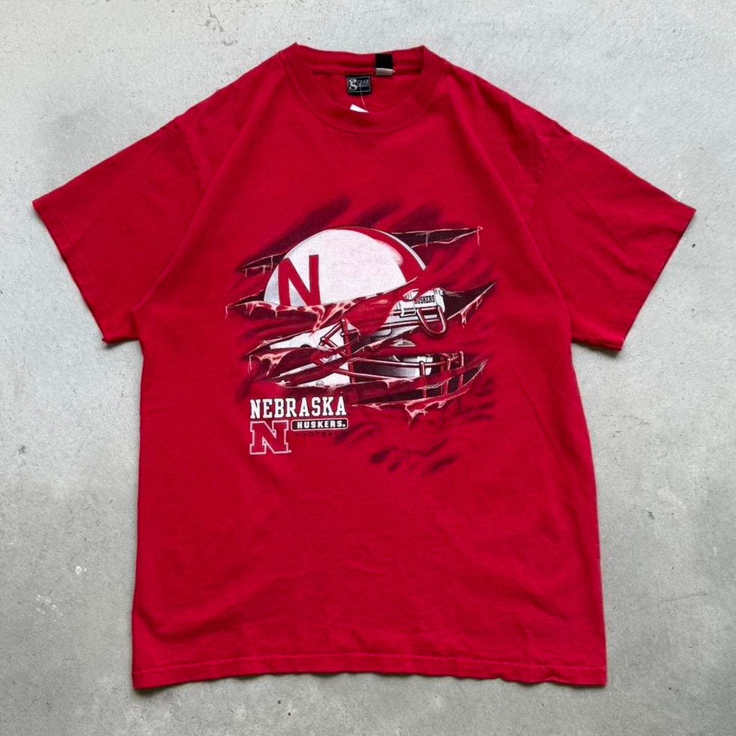 Vintage Y2K Nebraska Huskers Claw Through Helmet T-Shirt - Large