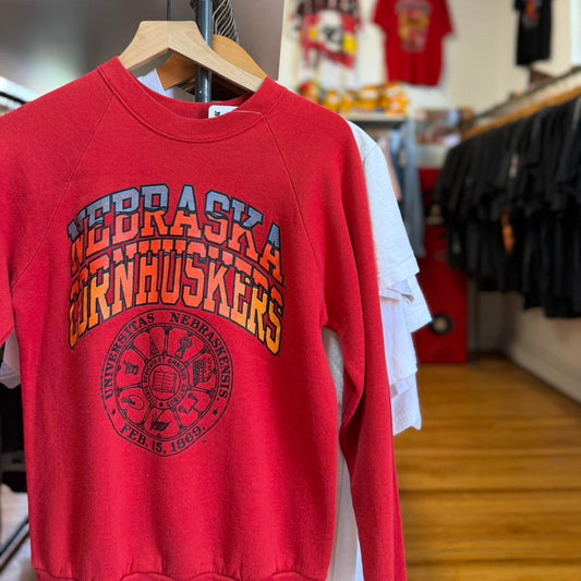Vintage 90s Nebraska Cornhuskers School Crest Hombre Crewneck