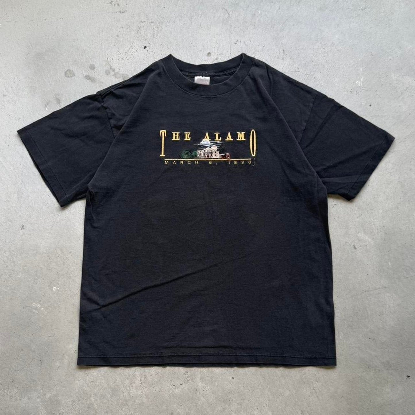 Vintage 90s The Alamo Embroidered T-Shirt - Large