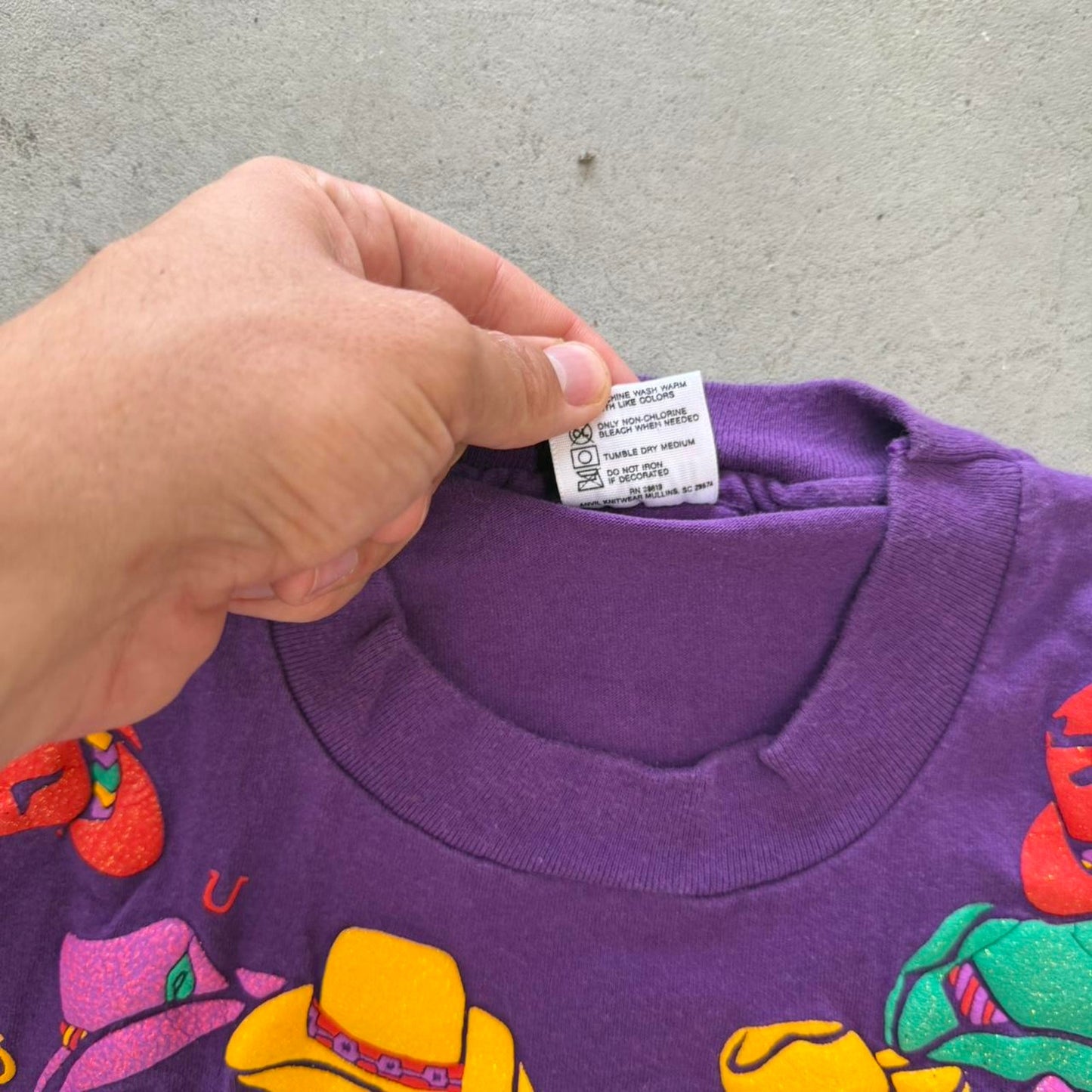 Vintage 90s Cowboy Hat Western Vibrant T-Shirt - Medium